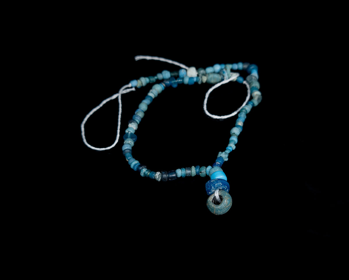Romarna - Sten och glashalsband i blått 100-300 AD #2