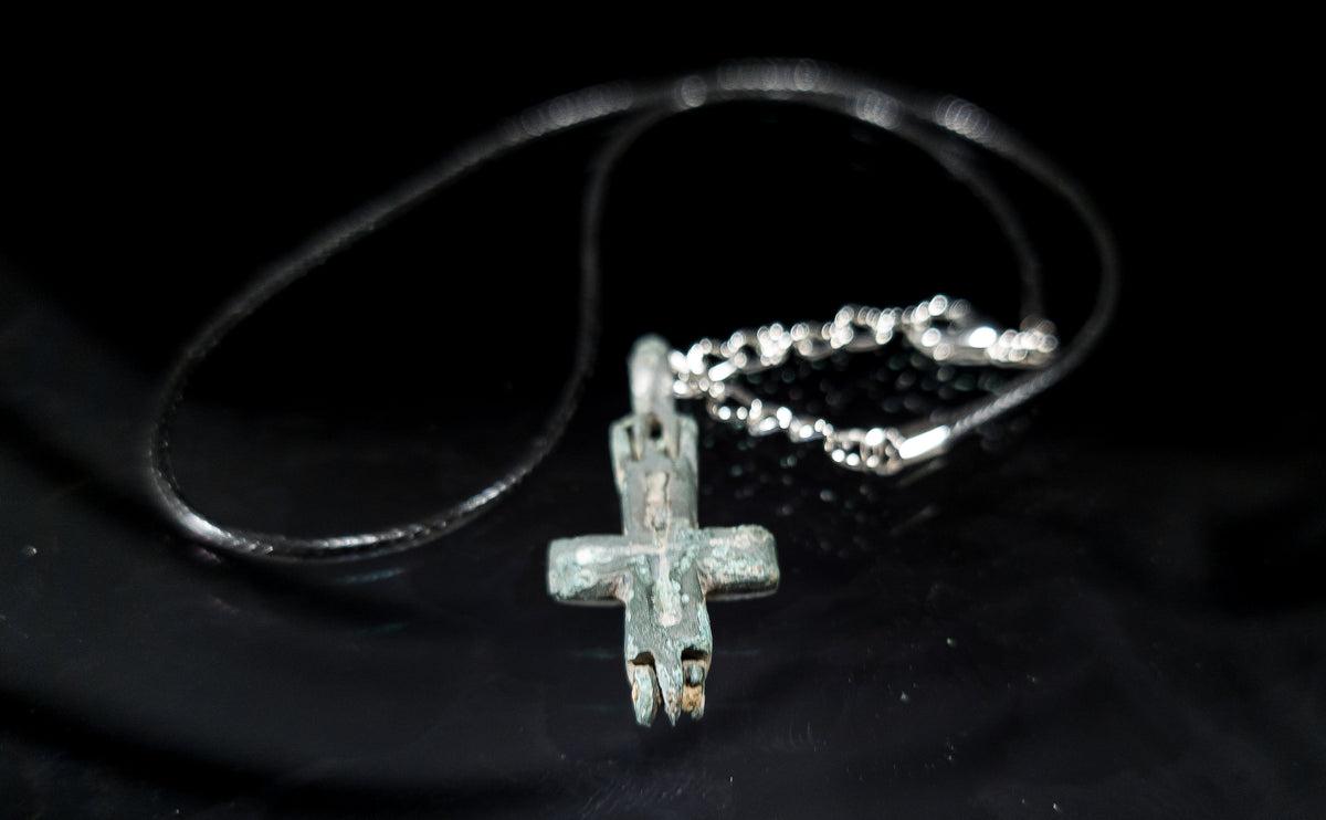 Korstågen - Hängsmycke med relikgömma i brons 1100-1400 AD