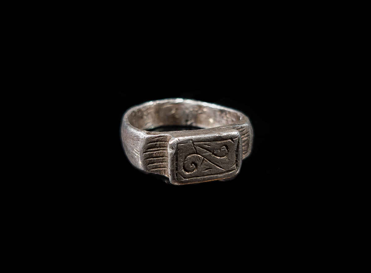 Romarna - Ring med lituus som motiv 100-300 AD