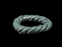 Vikingarna - Flätad ring i brons 900-1100 AD