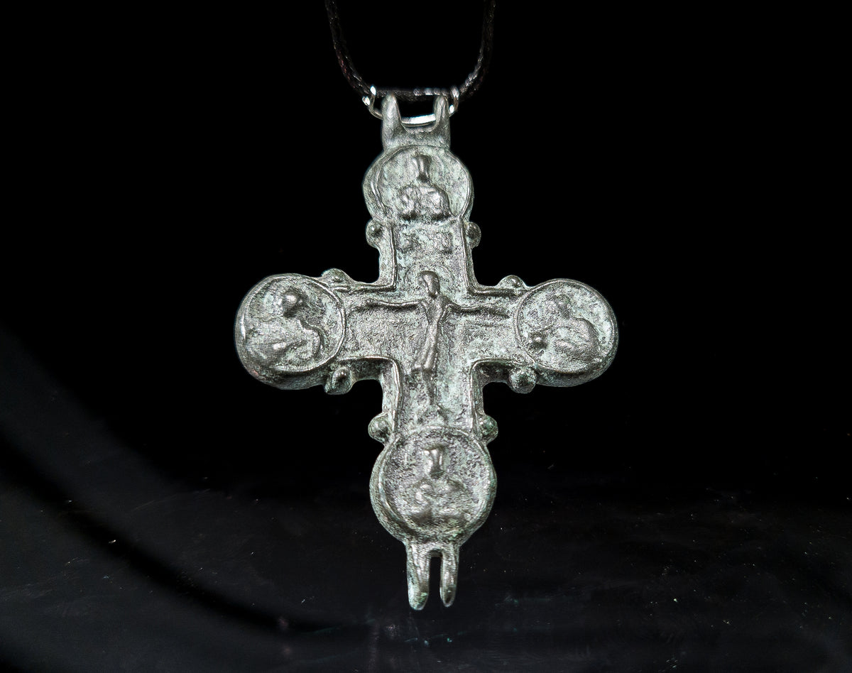 Medeltid/Renässans - Hängsmycke - Stort kors i brons