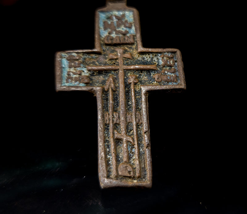 Renässans - Hängsmycke - Kors i brons