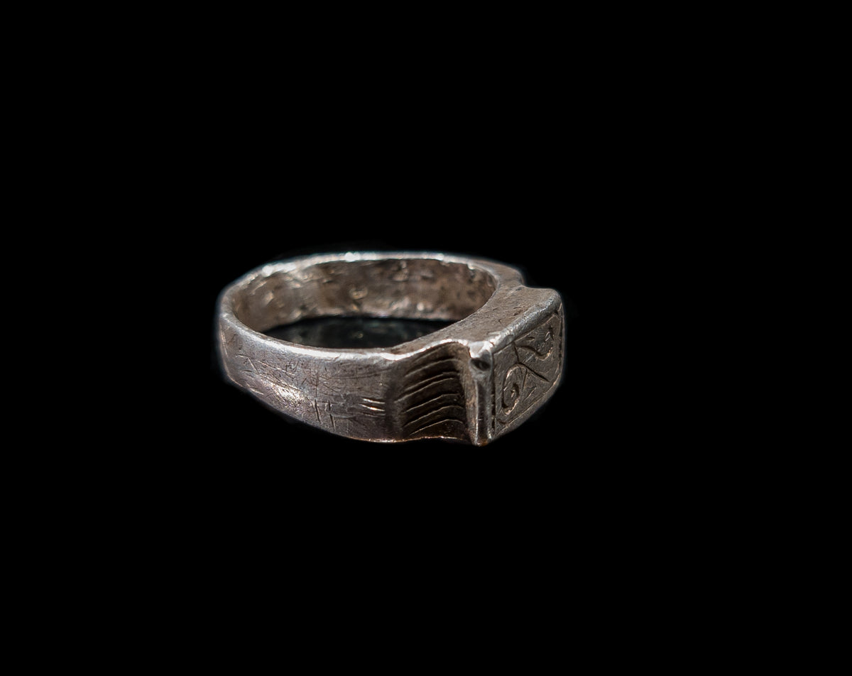 Romarna - Ring med lituus som motiv 100-300 AD