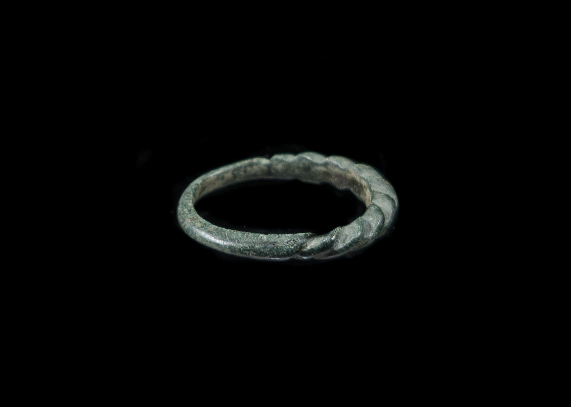 Forntida ring i brons 100-1400 AD #1
